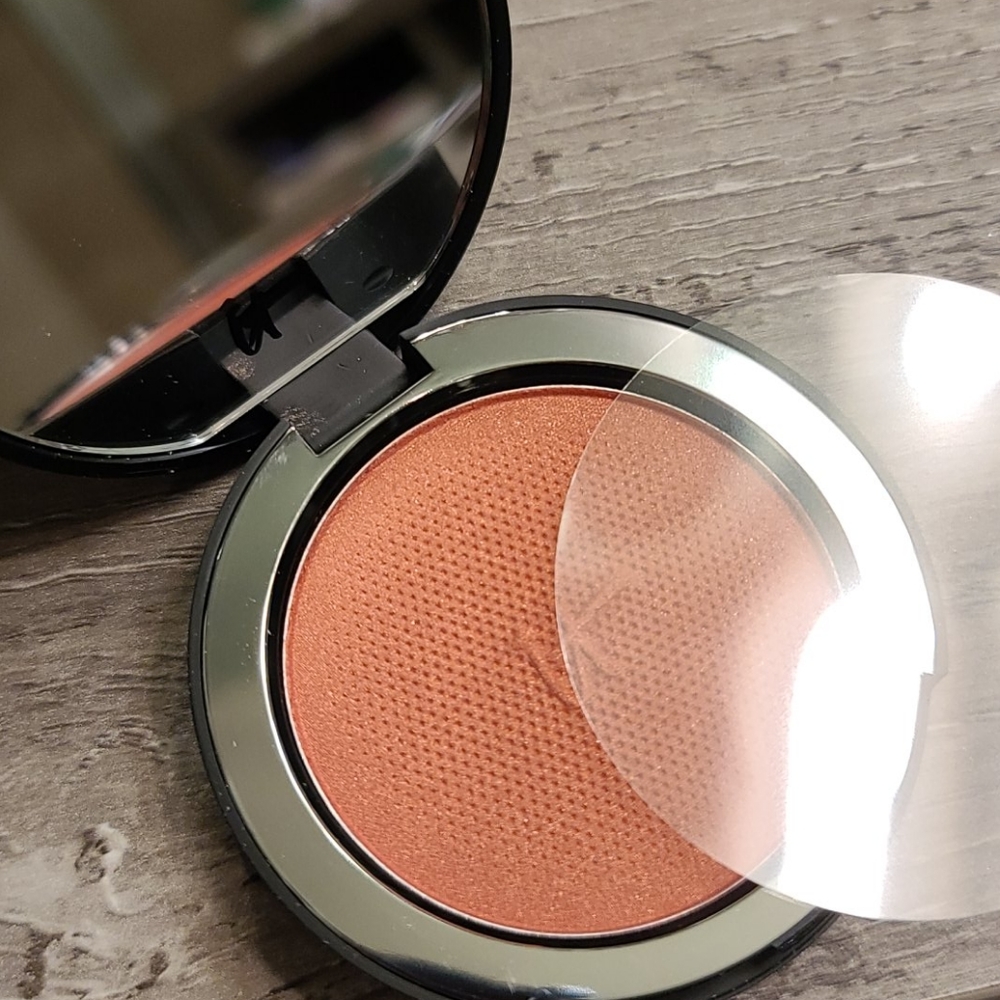 Blush - Picture 3 of 3